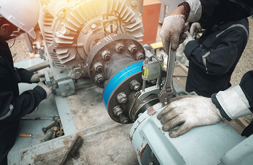 Support teams repairing a machine