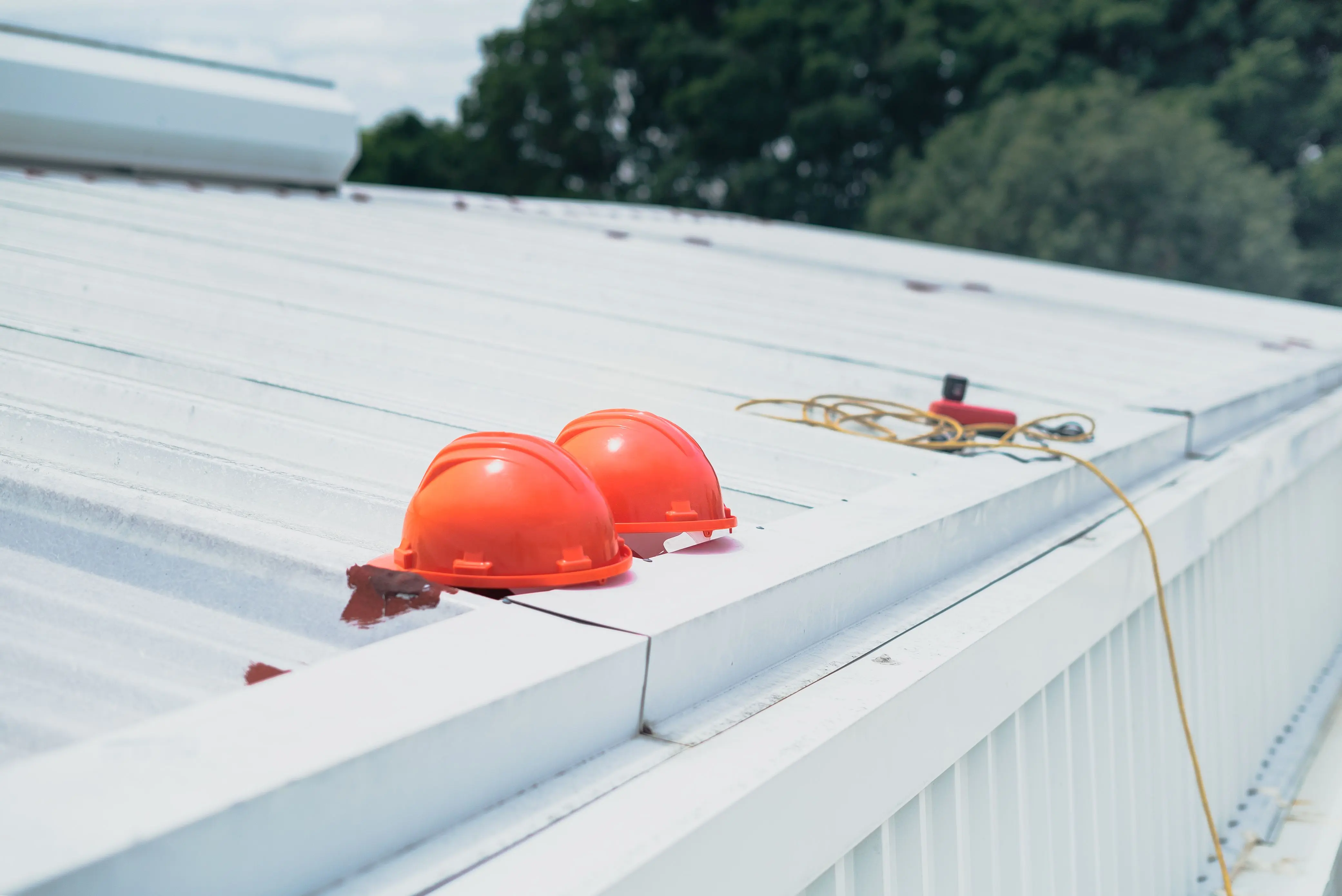 Metal Roofing Solutions for Commercial Construction: A Guide for Contractors and Developers.